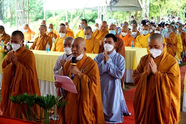 Đại đức Thích Nguyên Tịnh dâng lời phát nguyện Đại đức Thích Nguyên Tịnh dâng lời phát nguyện