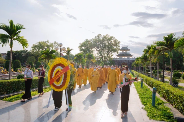 Trung ương Giáo hội đến đặt vòng hoa và thắp hương tại Nghĩa trang Liệt sĩ Điện Biên Phủ
