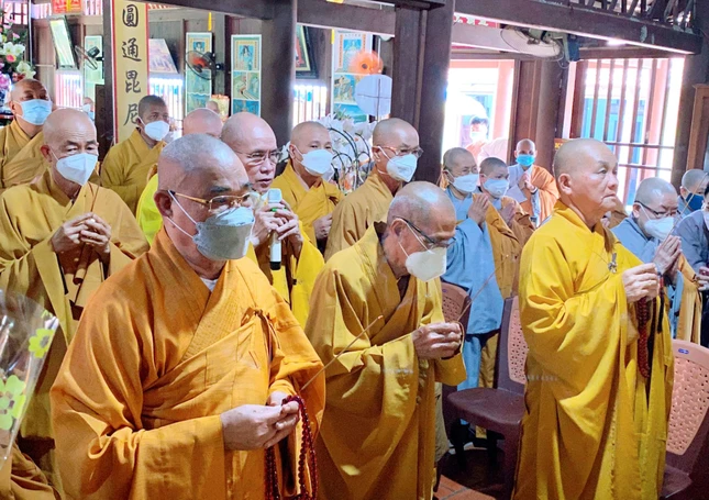 Chư tôn đức niêm hương Tổ sư Hiển Kỳ Chư tôn đức niêm hương Tổ sư Hiển Kỳ