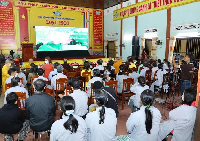 Chư tôn đức Tăng Ni, Phật tử xem phim tài liệu “Theo bước chân Thầy”