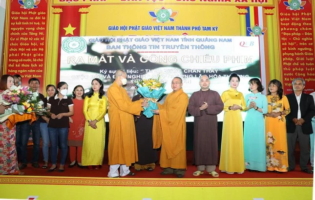 Hòa thượng Thích Thiện Thành tặng hoa chúc mừng