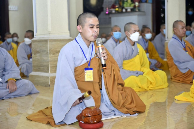 Giới tử tụng Luật Trường hàng tại giới đàn chùa Viên Minh