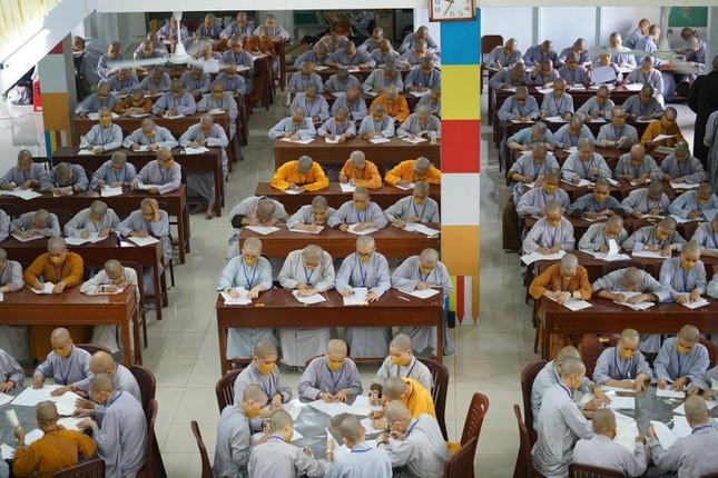 Giới tử làm bài thi