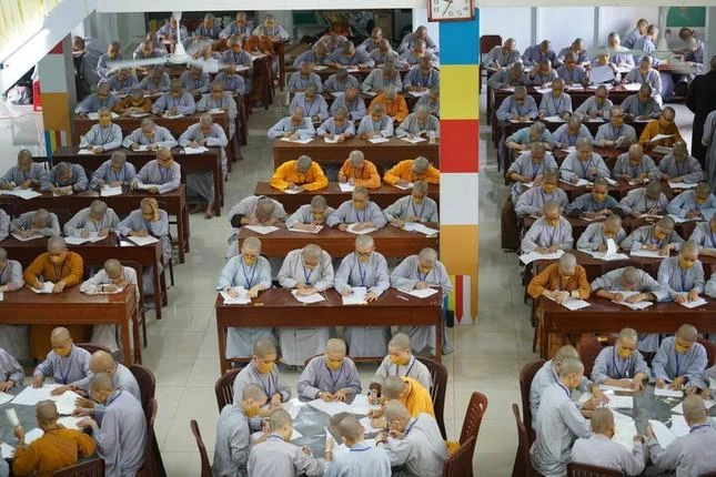 Giới tử làm bài thi Giới tử làm bài thi