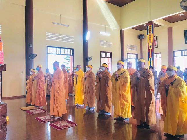 Môn đồ pháp quyến thành kính tưởng niệm ân sư