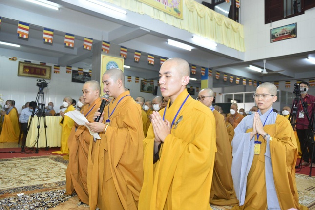 Tân Tỳ-kheo Thích Đức Tâm đại diện giới tử dâng lời tri ân chư tôn giáo phẩm