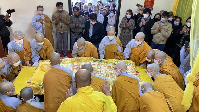 Môn đồ pháp quyến cung thỉnh nhục thân Ni trưởng nhập kim quan