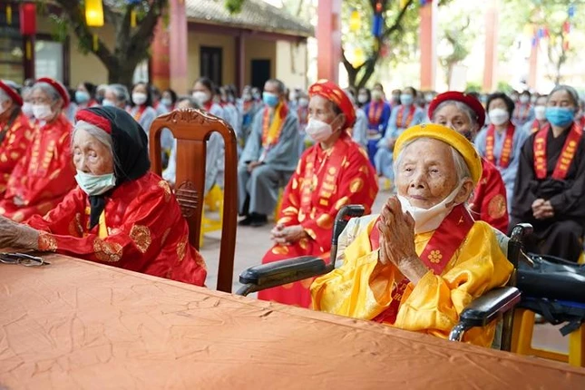 Các cụ cao niên được chùa Bằng tổ chức chúc thọ