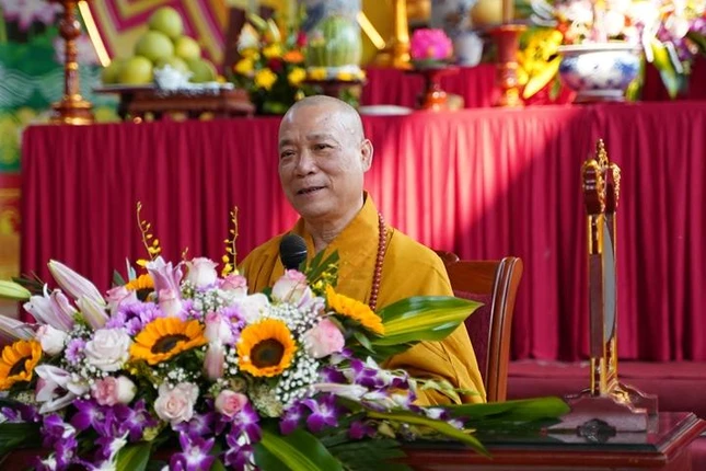 Hòa thượng Thích Bảo Nghiêm truyền giới đến Phật tử