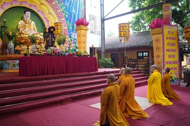 Chư tôn đức niêm hương Lễ giỗ Tổ Hùng Vương