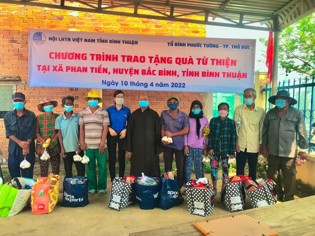 Thượng tọa Thích Nhựt An cùng đoàn trao quà đến bà con dân tộc khó khăn Thượng tọa Thích Nhựt An cùng đoàn trao quà đến bà con dân tộc khó khăn