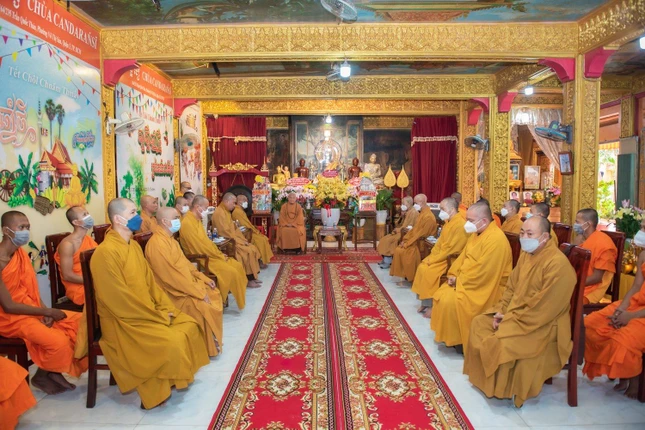 Chư tôn đức Hội đồng Trị sự, Văn phòng II Trung ương Giáo hội, Thường trực Ban Trị sự Phật giáo TP.HCM; Ban Trị sự Phật giáo quận 3 tại buổi chúc mừng Tết ChôL Chnăm Thmây