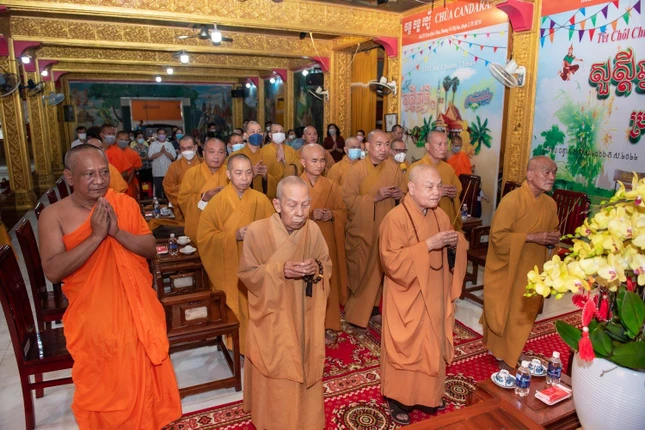 Chư tôn đức niêm hương Tam bảo