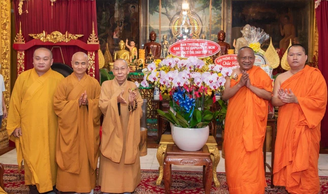 Ban Thường trực Ban Trị sự Phật giáo TP.HCM tặng hoa chúc mừng Tết cổ truyền
