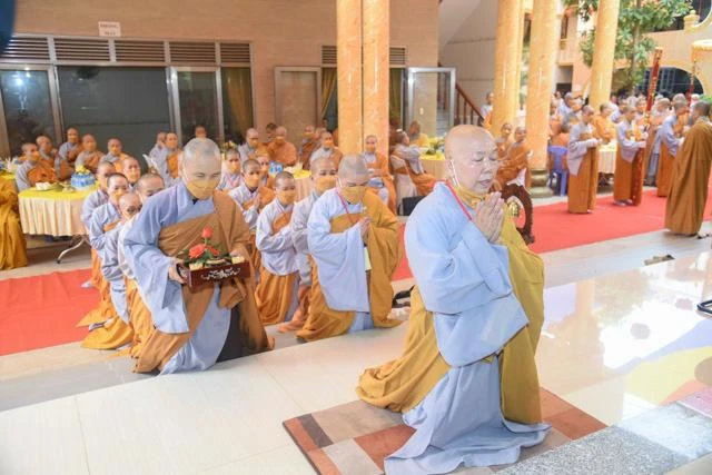 Ni sư Thích nữ Diệu Hoàng, trụ trì chùa Khánh Hưng