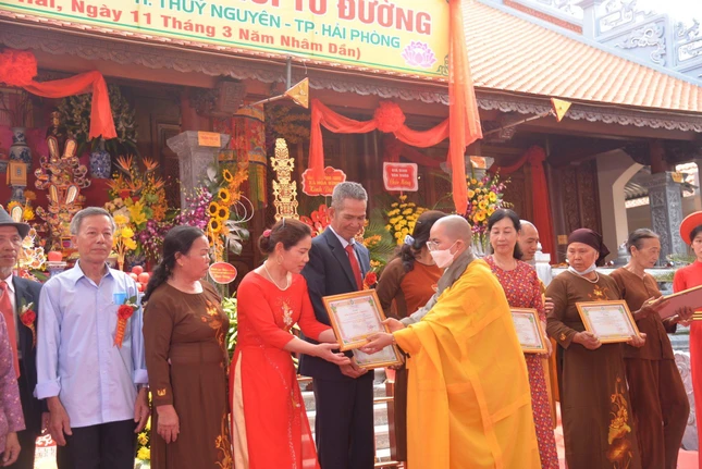 Trao Bằng tuyên dương công đức đến các Phật tử, mạnh thường quân Trao Bằng tuyên dương công đức đến các Phật tử, mạnh thường quân