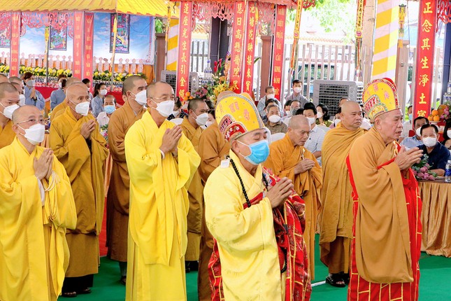 Cầu nguyện chư hương linh, các cán bộ, chiến sĩ, lực lượng tuyến đầu đã hy sinh và đồng bào các giới không may đã qua đời vì đại dịch Covid-19 sớm siêu thoát về lạc cảnh