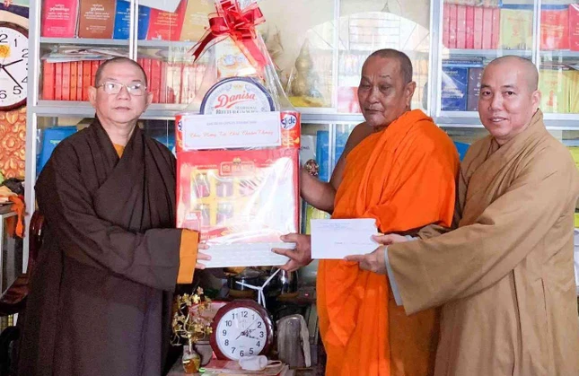 Trao quà chúc mừng Tết cổ truyền đến Hòa thượng Chứng minh Ban Trị sự tỉnh Trao quà chúc mừng Tết cổ truyền đến Hòa thượng Chứng minh Ban Trị sự tỉnh