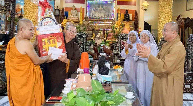 Đoàn tặng quà chúc Tết đến Thượng tọa Tăng Sa Vông Đoàn tặng quà chúc Tết đến Thượng tọa Tăng Sa Vông