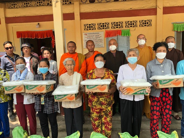 Trao quà đến người Khmer nhân Tết cổ truyền