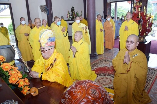 Niêm hương bạch Phật