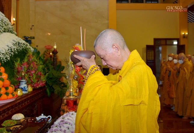 Trưởng lão Hòa thượng Thích Trí Quảng dâng phạn thực cúng dường