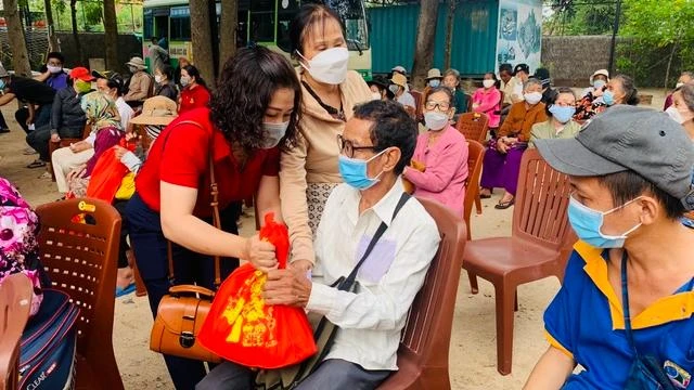 Tặng quà đến người mù khó khăn