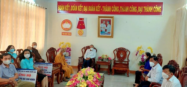 Buổi thăm, trao quà tại trụ sở Ủy ban MTTQVN tỉnh Ninh Thuận