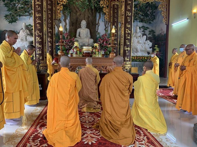 Niêm hương bạch Phật