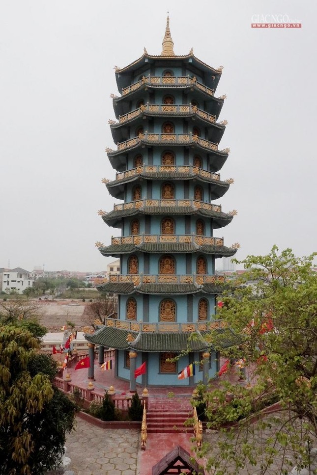 Bảo tháp trong khuôn viên chùa Đại Giác