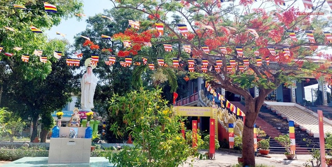 Cờ hoa chào mừng được thiết trí trong khuôn viên chùa Sùng Ân Cờ hoa chào mừng được thiết trí trong khuôn viên chùa Sùng Ân