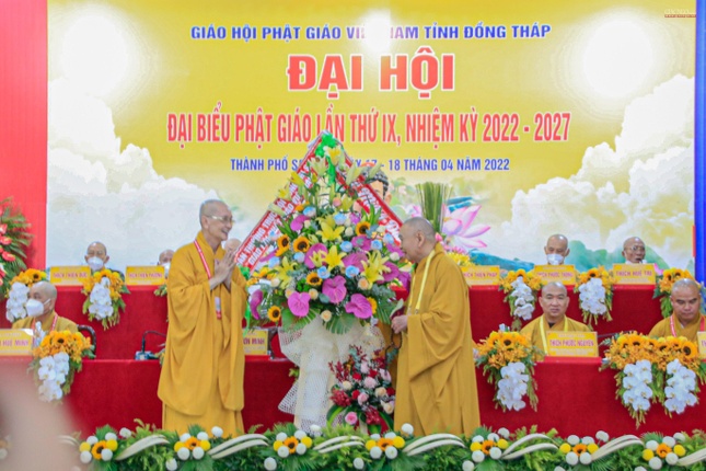 Hòa thượng Thích Thiện Pháp tặng hoa chúc mừng