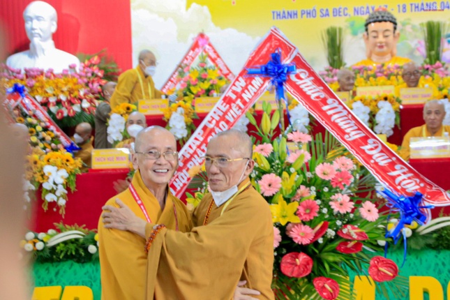 Hòa thượng Thích Huệ Trí chúc mừng Hòa thượng Thích Chơn Minh