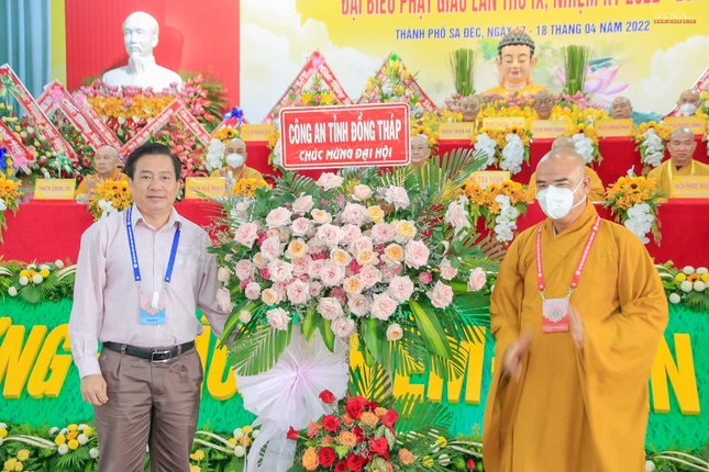 Đại diện Công an tỉnh chúc mừng Đại diện Công an tỉnh chúc mừng