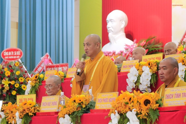Hòa thượng Thích Huệ Thông thay mặt chủ tọa đoàn phát biểu