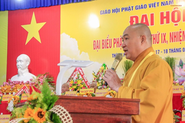 Thượng tọa Thích Phước Nguyên đọc quyết định tặng Bằng tuyên dương công đức của GHPGVN