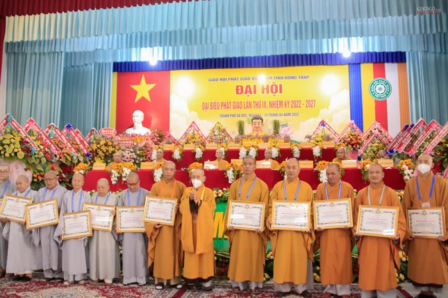 Chư tôn đức nhận Bằng tuyên dương công đức của GHPGVN Chư tôn đức nhận Bằng tuyên dương công đức của GHPGVN