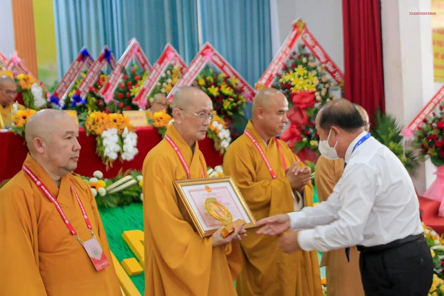 Ông Đoàn Tấn Bửu tặng bằng khen và kỷ niệm chương của UBND tỉnh Ông Đoàn Tấn Bửu tặng bằng khen và kỷ niệm chương của UBND tỉnh