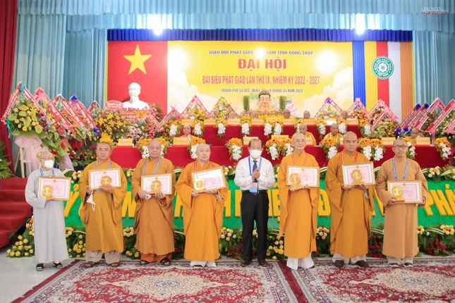 Chư tôn đức nhận Giấy khen của UBND tỉnh Chư tôn đức nhận Giấy khen của UBND tỉnh