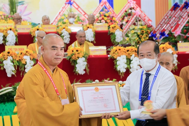 Thượng tọa Thích Tĩnh Triệt nhận Giấy khen Thượng tọa Thích Tĩnh Triệt nhận Giấy khen