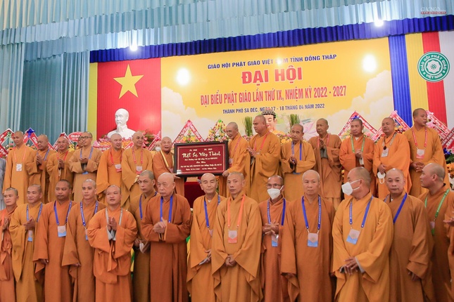 Hòa thượng Thích Thiện Nhơn tặng bảng "Phật sự viên thành" đến tân Ban Trị sự