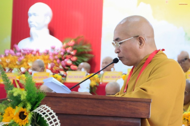 Thượng toạ Thích Minh Sơn trình bày báo cáo tổng kết Phật sự khóa VIII