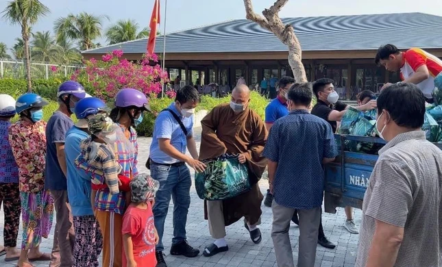 Trao quà đến người dân khó khăn thuộc 5 xã thuộc huyện Châu Thành - Ảnh: TN