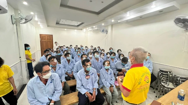 Tổ chức mổ mắt cho người nghèo - Ảnh: TN