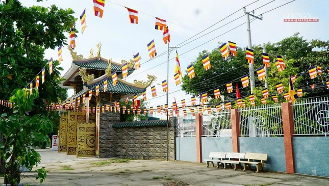 Cờ ngũ sắc trong khuôn viên chùa Sùng Ân