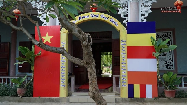 Cổng chào mừng đại biểu trước hội trường