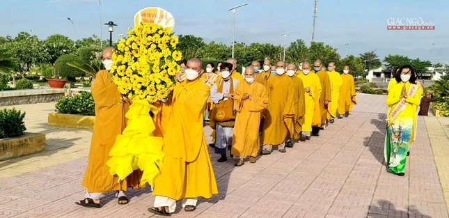 Chư tôn đức dâng hoa viếng các anh linh anh hùng liệt sĩ