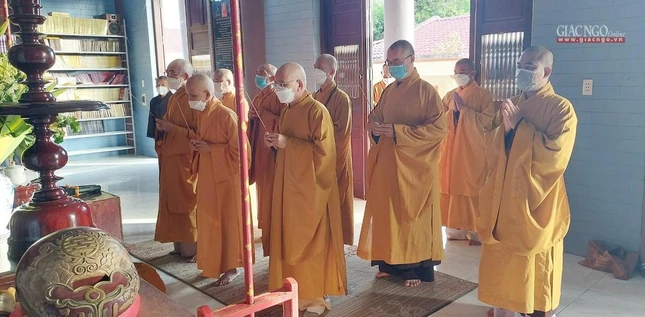 Chư tôn đức niêm hương lịch đại Tổ sư tại Tổ đường chùa Sùng Ân