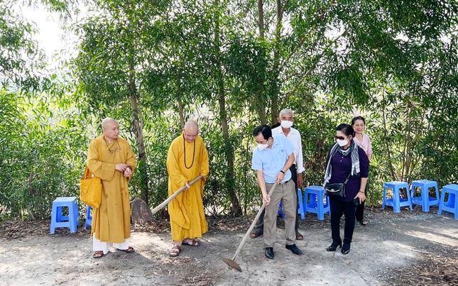 Hòa thượng Thích Minh Thiện cùng đại diện chính quyền địa phương, nhà tài trợ thực hiện nghi thức khởi công cầu Tám Kêu