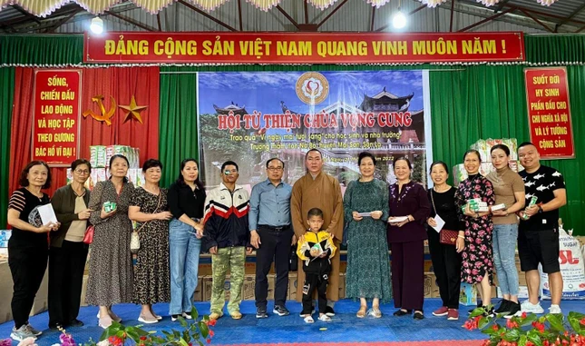 Thượng tọa Thích Giác Vũ đã thay mặt đoàn ân cần thăm hỏi các thầy cô và toàn thể học sinh Thượng tọa Thích Giác Vũ đã thay mặt đoàn ân cần thăm hỏi các thầy cô và toàn thể học sinh